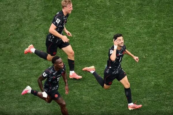 Eustaquio fundos Afrikën e Jugut në frymën e fundit, Kanadaja  fluturon në fazën e 16-shes