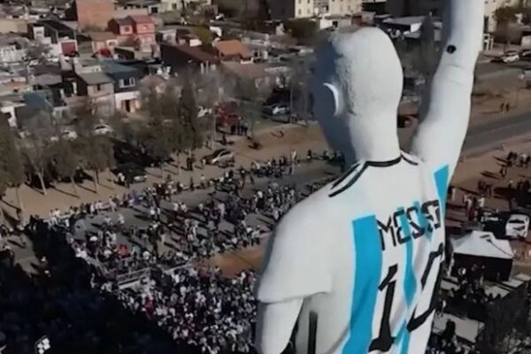 Argjentina, një statujë gjigante për Messin