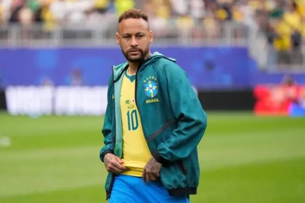 Kishte parashikuar saktë fituesit e 3 edicioneve të fundit, Neymar tallet me të: “Provoje në Botërorin e ardhshëm”