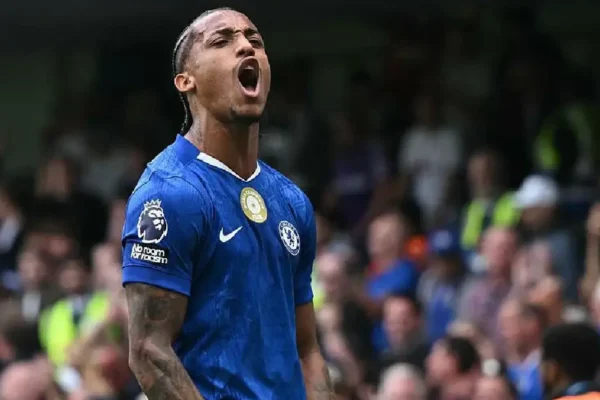 Barcelona tërhiqet nga gara për Joao Pedron, Chelsea vendos një çmim marramendës për sulmuesin brazilian