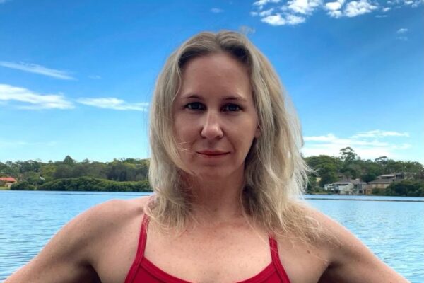 Eva Buzo rikthehet në Vlorë, rekordmenia shqiptaro-australiane drejt një sfide të re në not