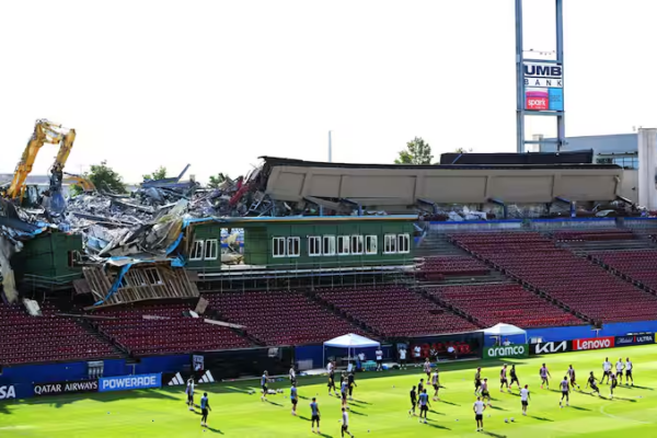 Suedia, stërvitje në një stadium… të shembur!