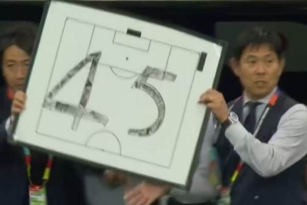 Trajneri i Japonisë nxjerr një tabelë me numra të ndryshëm çdo herë, kod sekret për futbollistët në Botëror