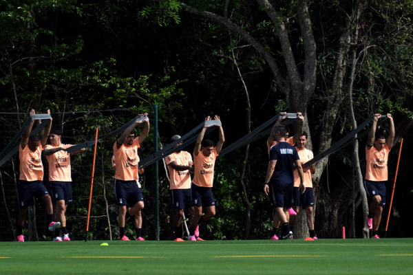 Uruguaj mbërrin më në fund në Miami, Bielsa ul tensionin: S’ka problem…