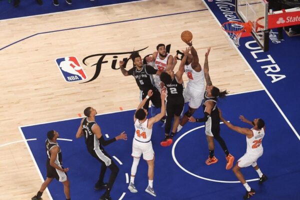 NBA The Finals/ Knicks pranë titullit, San Antonio humb ndeshjen e tretë në të rënë të sirenës