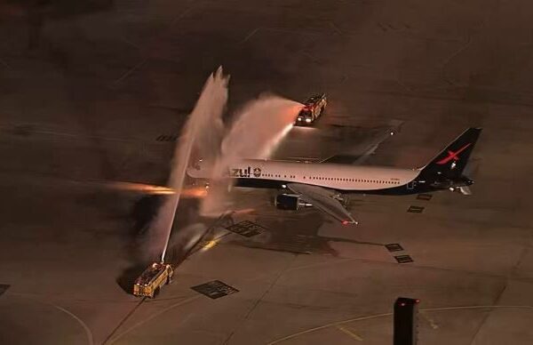 Brazili fluturon për në SHBA, avioni i Seleçaos “pagëzohet” në aeroport para nisjes