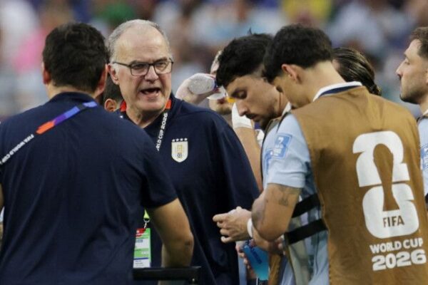 Uruguaji në kaos para sfidës me Spanjën, trajneri Bielsa përplaset me senatorët