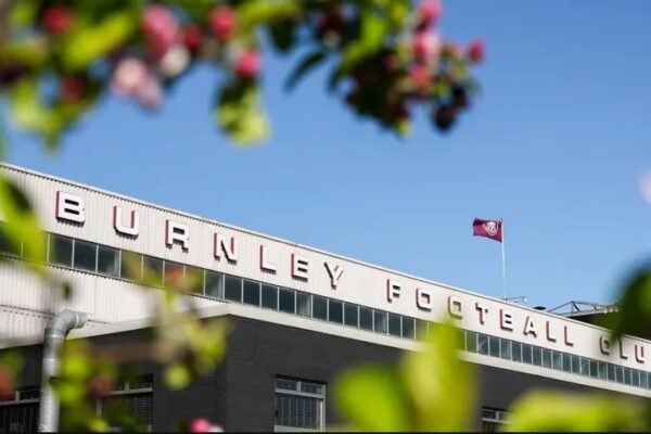 Burnley nisi grumbullimin të hënën me trajnerin e përkohshëm, Broja s’paraqitet, e ardhmja mbetet ende mister