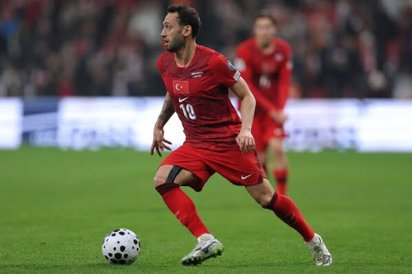 Turqia jashtë Botërorit, Calhanoglu: Jam i pari që mar përgjegjësinë, tani le të ngrihemi