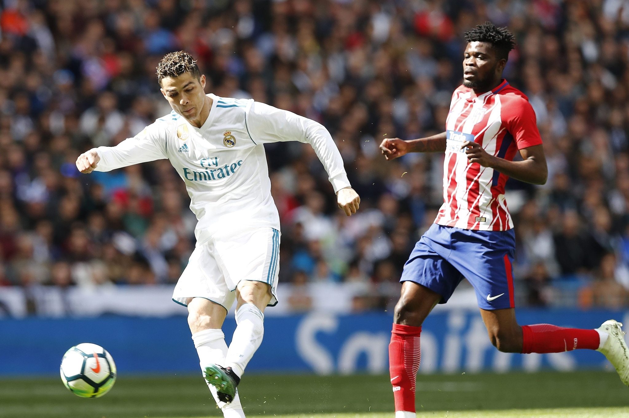 Cristiano Ronaldo con le maniche lunghe in maglia Real Madrid