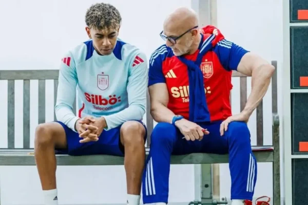 De La Fuente reagon ashpër: Krahasimet me Messi nuk e ndihmojnë Yamal, është vetëm 18 vjeç