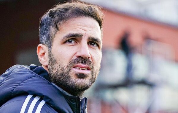Barcelona e sheh Cesc Fabregasin si pasardhësin e Hansi Flick