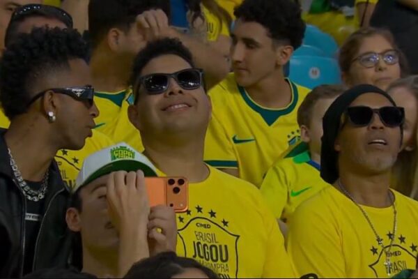 Brazili me fitore bindëse para Botërorit, “Ronaldinho, Ronaldo dhe Vinicius Junior” bëjnë xhiron e botës nga tribuna (video)