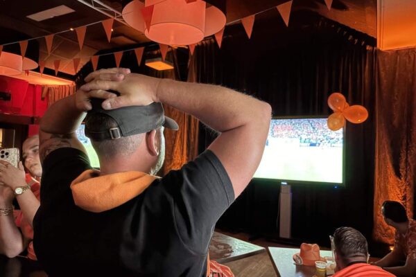 Heshtja në pub-e dhe festë në rrugë, Holanda u zgjua sot me ndjenja… të përziera