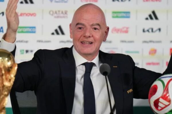 Infantino arsyeton pushimin për freskim të lojtarëve