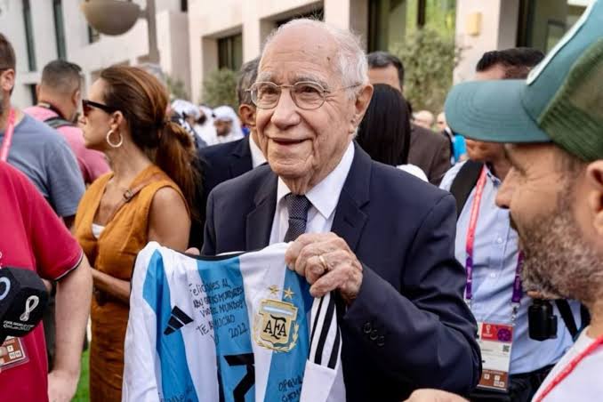 Who is Enrique Macaya Márquez, the man covering his 18th World Cup at 91 - Buenos Aires Herald