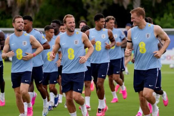 Anglia tronditet para debutimit në Botëror-Vidhen pajisjet sportive të kombëtares