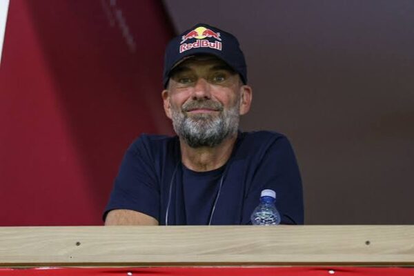 Jurgen Klopp sulmon FIFA-në: Pushimet për freskim po i shërbejnë sponsorëve, jo futbollit