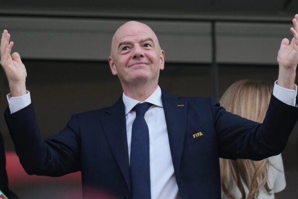 Avion privat nga Katari, eskortë me policë dhe dy ndeshje në ditë… Botërori “i përrallave” i Infantino-s