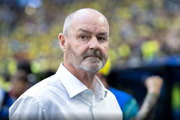 Skocia, Trajneri Clarke jep dorëheqjen pas eliminimit
