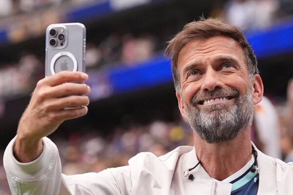 Klopp ngre zërin: Pushimet e hidratimit? Përfitojnë vetëm sponsorët, futbolli peng i televizionit