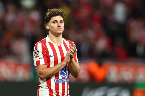 Situata e bllokuar mes Barcelonës dhe Atletico Madridit për Julian Alvarez