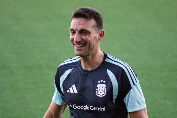 Scaloni: Fansat po e shijojnë Messi dhe Argjentinën, por do të ketë momente kur do të vuajmë