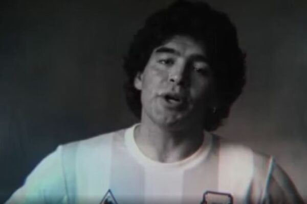 Maradona i krijuar me inteligjencë artificiale në një reklamë bastesh, plas debati në Argjentinë
