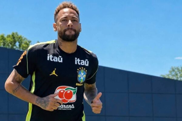 Neymar stërvitet për herë të parë në fushë pas një muaji, objektivi është të luajë në fazën eliminatore