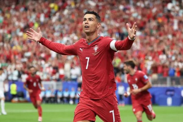 Cristiano Ronaldo rreh gjoksin: U bënë 23 vjet që u përgjigjem kështu kritikave!