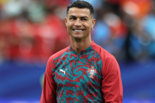 Këpucët e Ronaldos përmbajnë një dedikim prekës për fëmijët e tij