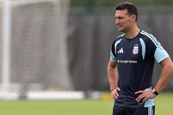 Scaloni rinovon kontratën me Argjentinën