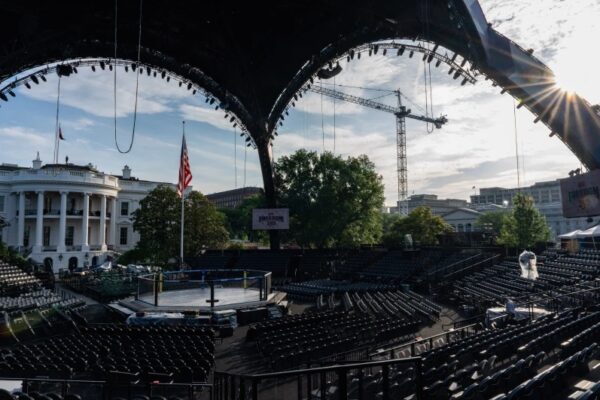 Drita, kamera dhe një kafaz… Shtëpia e Bardhë përgatitet për të festuar 80-vjetorin e Donald J. Trump me një event UFC