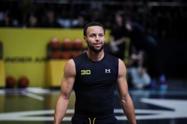 Ylli i NBA, Steph Curry, firmos kontratë 10-vjeçare me kompaninë kineze të produkteve sportive, Li-Ning