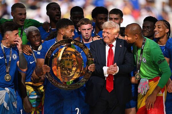 Trump do të ngrejë trofeun e Kupës së Botës bashkë me ekipin fitues, polemika në sfond