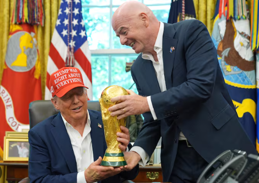 Infantino konfirmon: Donald Trump do të kurorëzojë fituesit