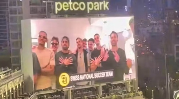 San Diego/ Zvicra ndjek një ndeshje baseball-i, Xhaka dhe Rodriguez falenderojnë komunitetin shqiptar me shqiponjën dykrenare