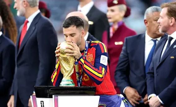 Ylli i Spanjës bëhet futbollisti i parë në histori që e bën një arritje të madhe, pas triumfit në finale të Botërorit