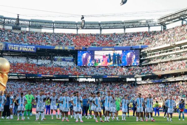 Gjesti i turpshëm i Argjentinës në momentin që futbollistët e Spanjën ngritën trofeun (video)