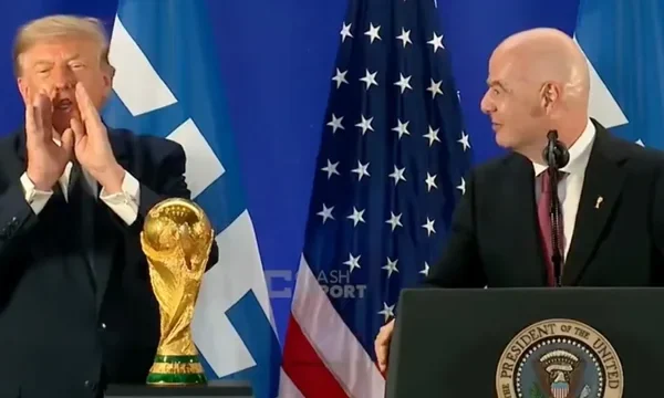 Momenti viral në Shtëpinë e Bardhë: Trump i jep “goditjen” Infantinos para trofeut të Botërorit (Video)