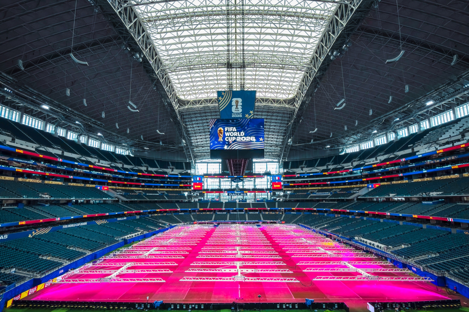 El césped con la luz rosa del Dallas Stadium