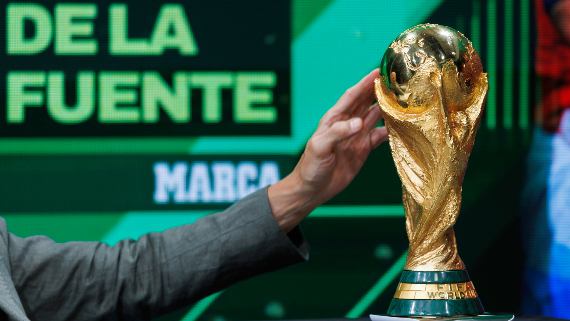De la Fuente acaricia la copa del mundo.