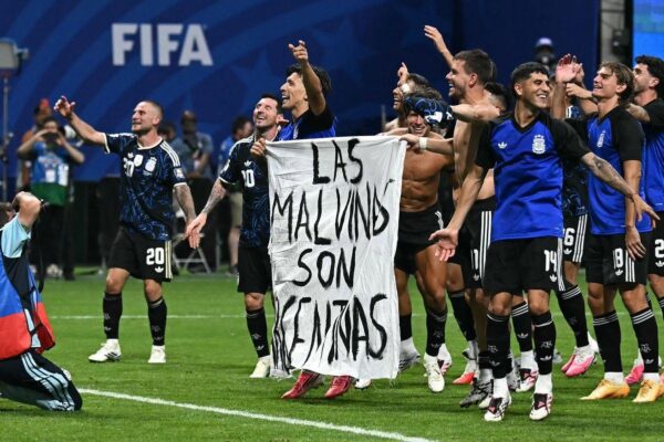 “Rasti i Malvinas”, FIFA nis hetimet për lojtarët e Argjentinës: Po e shqyrtojmë banderolën