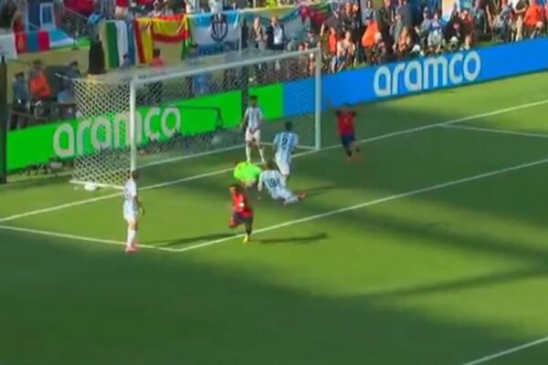 Gooooooool! Spanja kalon në epërsi ndaj Argjentinës në finale