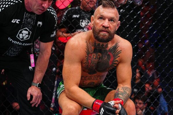 Rikthimi i McGregorit zgjati vetëm 69 sekonda, Holloway triumfon me TKO në UFC 329