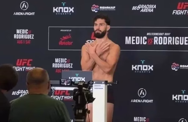Sportisti shqiptar shfaq shqiponjën dykrenare në Beograd