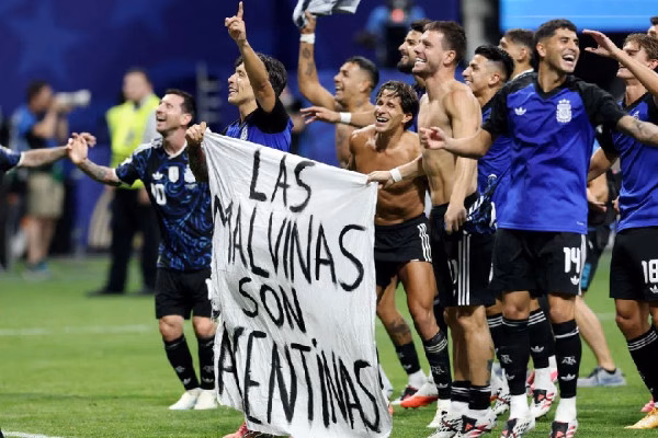 ​Argjentina rrezikon gjobë nga FIFA pas mesazhit politik në festën e fitores ndaj Anglisë