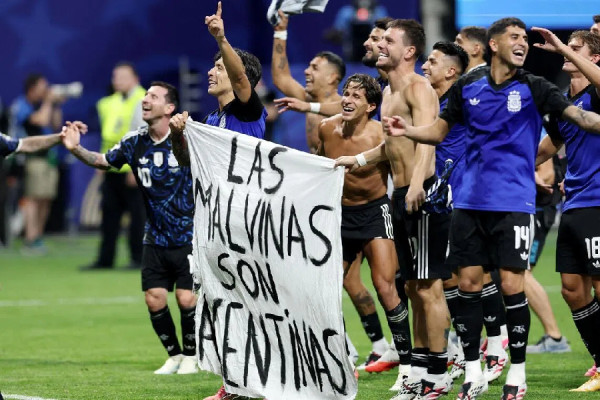 ​Argjentina rrezikon gjobë nga FIFA pas mesazhit politik në festën e fitores ndaj Anglisë