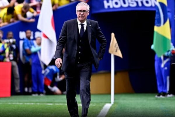 Ancelotti u përgjigjet kritikave: Vetëm një trajner mund të më japë këshilla