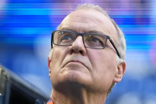 Pas dështimit tek Uruguaj, Marcelo Bielsa nuk largohet nga Amerika Latine. I del emri te kombëtarja e njohur